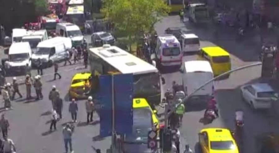 Beyoğlu'nda zincirleme trafik kazası!  İETT otobüsünün de karıştı