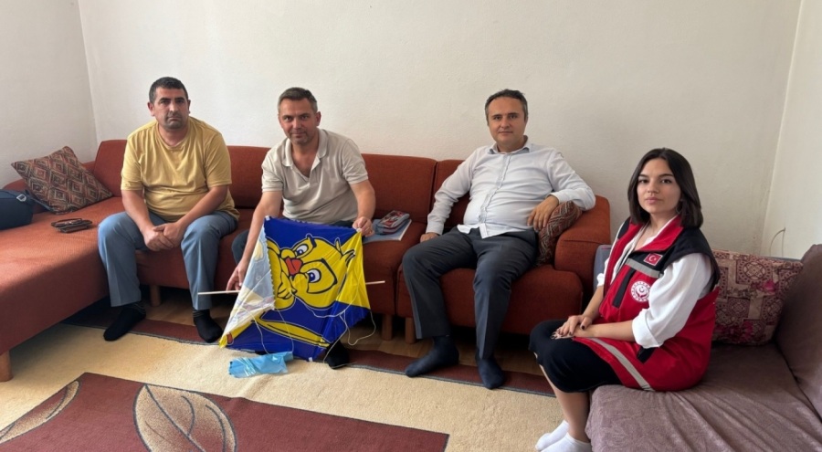 Çocuğuna uçurtma yaparken parmakları kopan babaya en anlamlı hediye