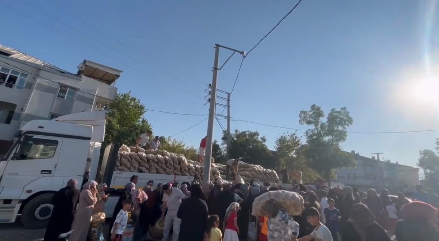 Bursa'da bir hayırsever tonlarca patatesi ücretsiz dağıttı