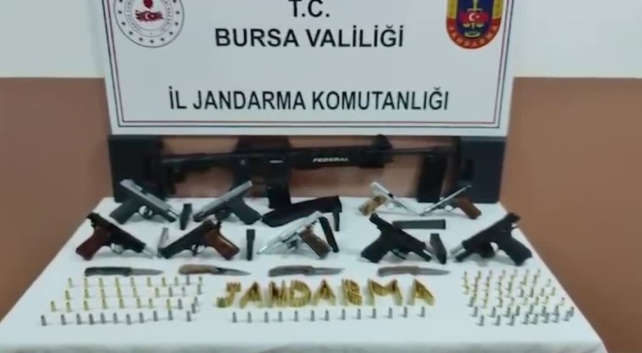 Bursa'da kaçak silah taşıyan araçtaki 2 şüpheliye gözaltı