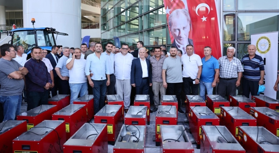 Bursa Büyükşehir'den kırsal mahallelere ekipman desteği