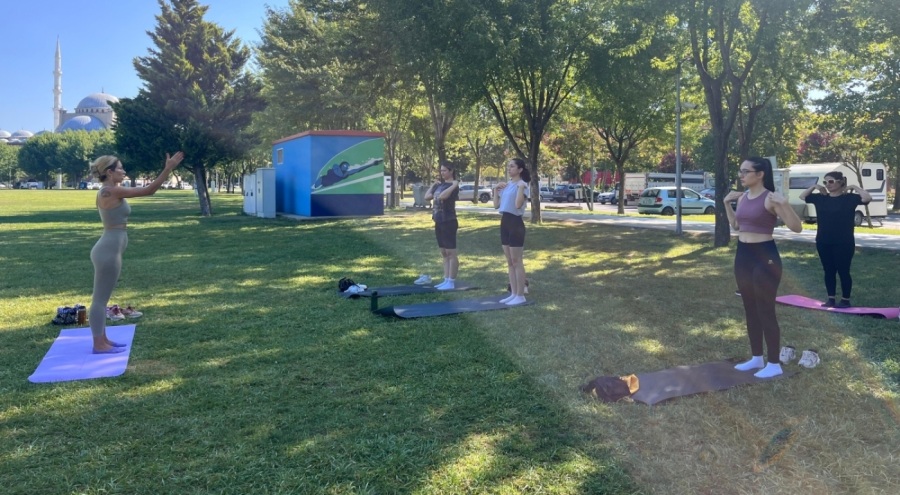 Bursa'da mimarlardan 'parkta pilates' etkinliği