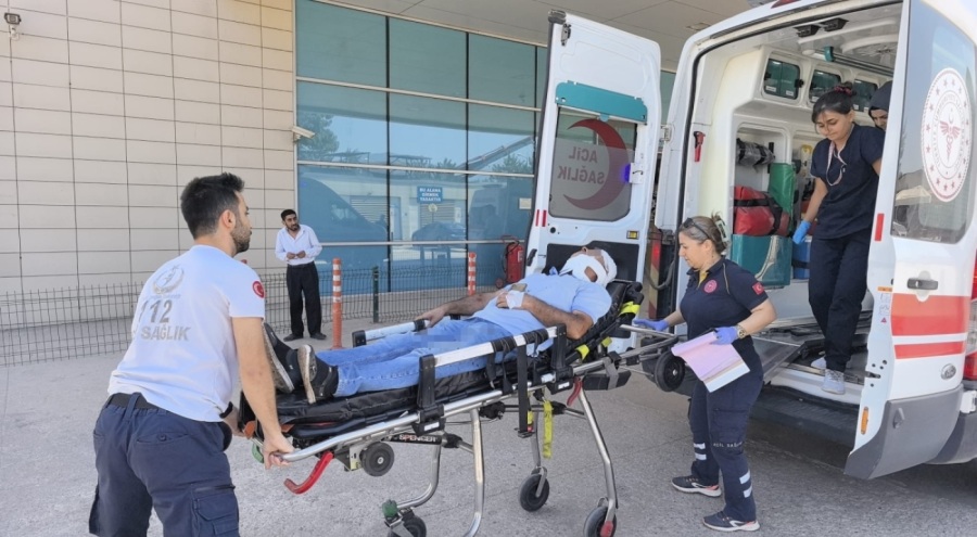 İnegöl'de minibüs bariyerlere çarptı, sürücü yaralı