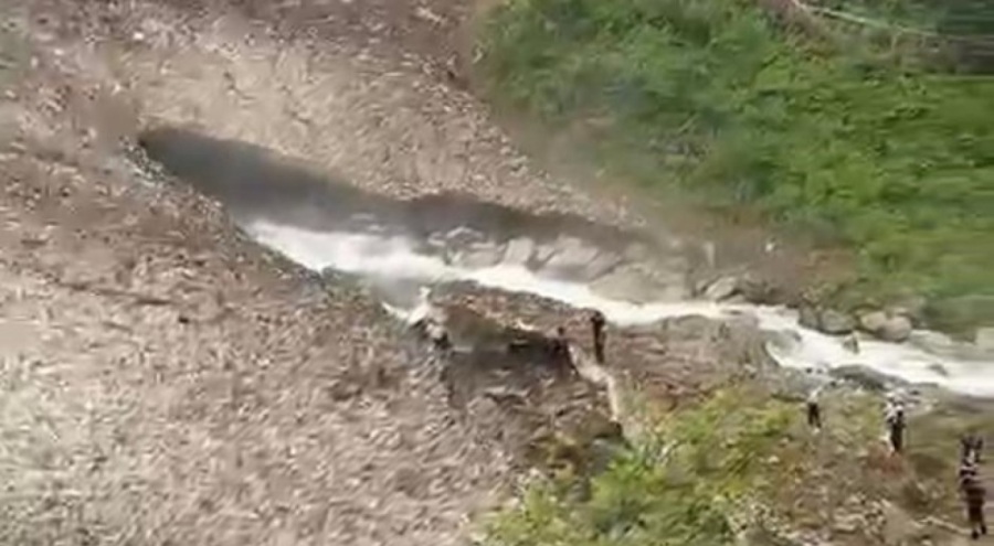 Rize'de yaylada kar kütlesi çöktü