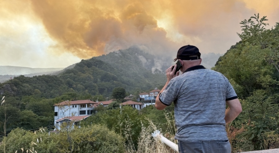 Sakarya'da alevlere müdahale devam ediyor: Nuruosmaniye Mahallesi boşaltıldı