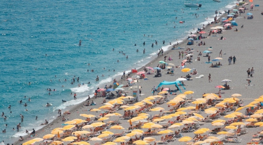 Hava sıcaklığının 42 dereceye yükseldiği Antalya'da vatandaşlar sahile akın etti