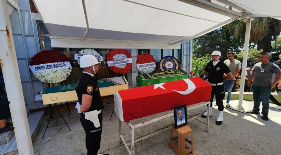 Bursa'da trafik kazasında hayatını kaybeden polis ve ailesi toprağa verildi