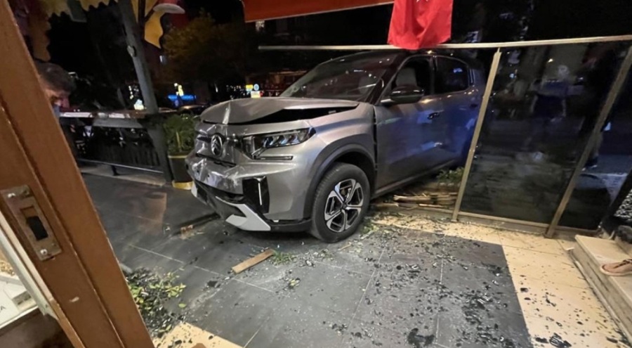 Gazla freni karıştıran sürücü aracıyla pastaneye daldı