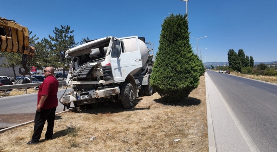 Mikser tıra çarptı: 1 yaralı