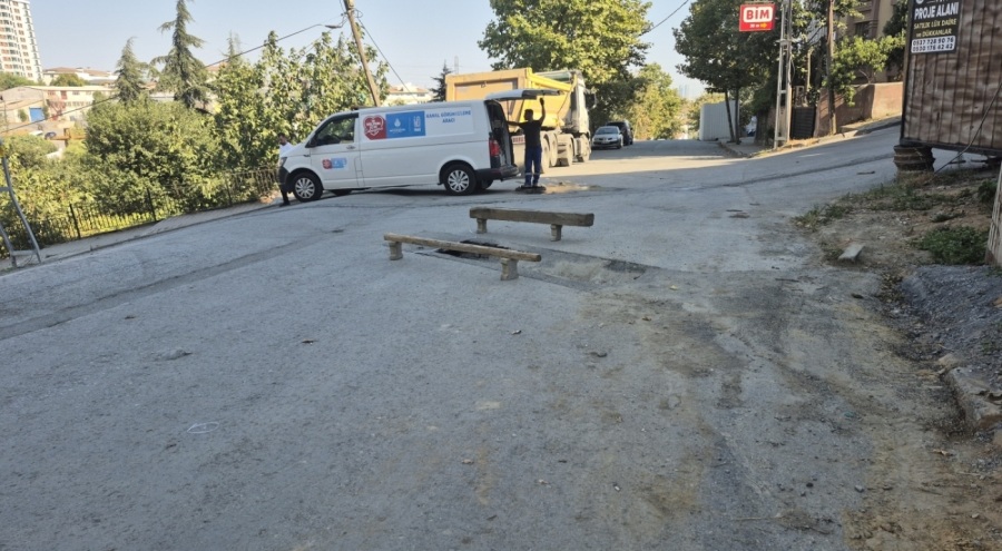 Asfalt çöktü! Malzeme yüklü kamyonet çukura düştü