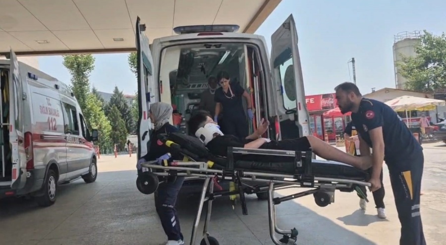 Bursa'da Almanya plakalı minibüs şarampole devrildi! 4 yaralı