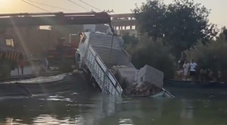 Freni patlayan kamyon sulama havuzuna düştü