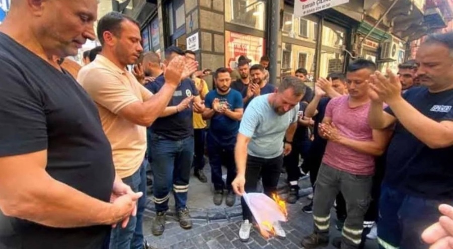 Maden işçileri isyan etti! Bordrolarını yaktılar
