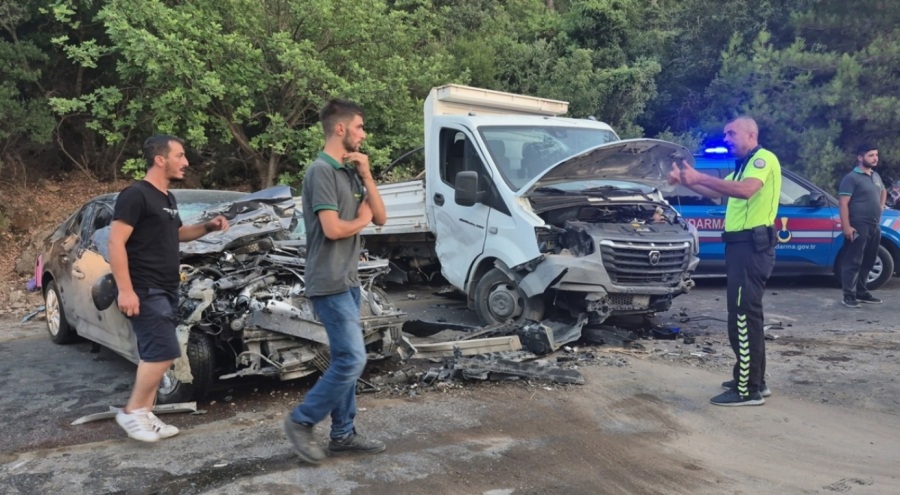 Muğla'da kamyonetle otomobil kafa kafaya çarpıştı: 4 yaralı