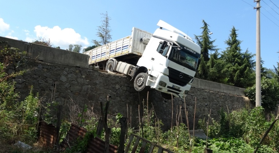 Freni boşalan tır yola sürüklendi, istinat duvarında asılı kaldı