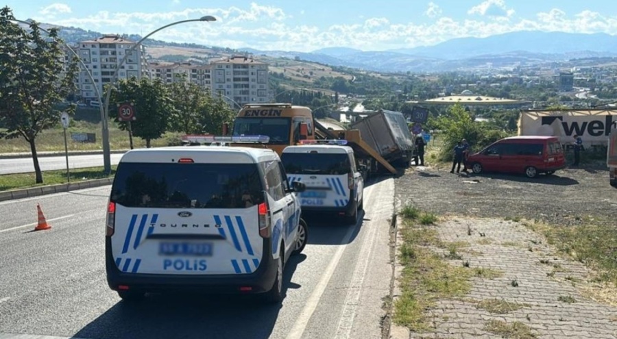 Kamyonetin freni patladı, sürücü son anda kurtuldu