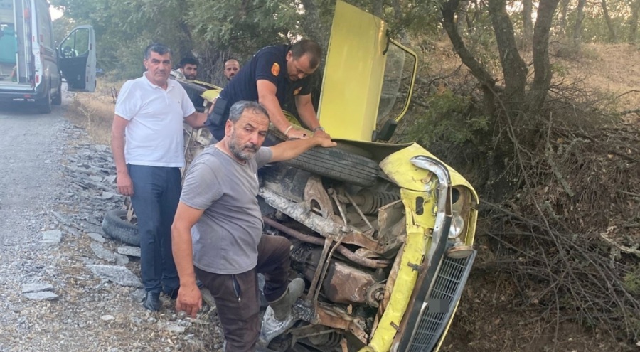 Takla atan araçta sıkışan sürücü kurtarıldı