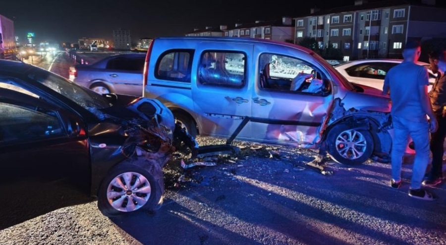 Bitlis'te trafik kazası: 6'sı çocuk 14 kişi yaralandı