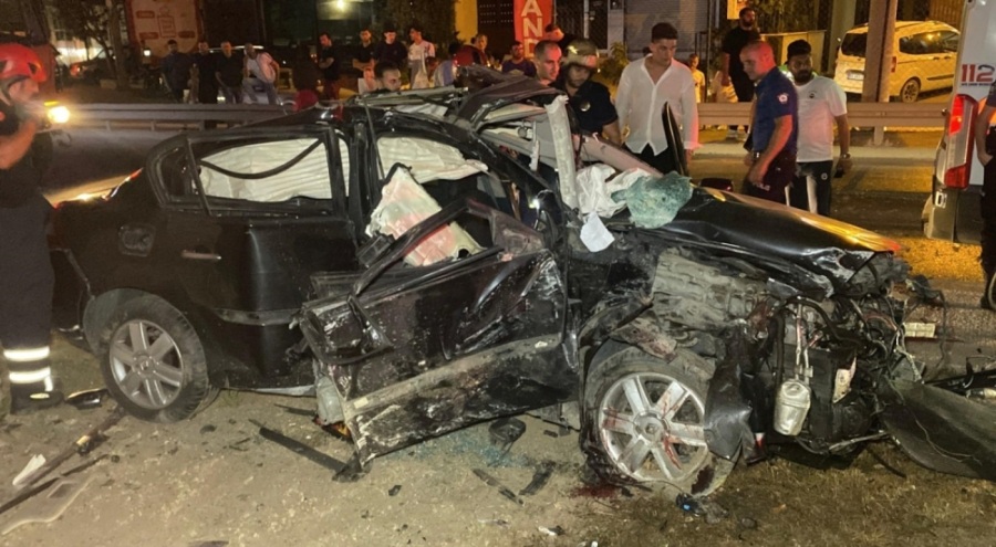 Köprü ayağına çarpan otomobildeki iki kişi ağır yaralandı