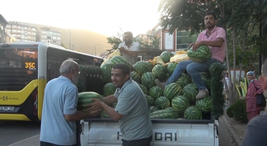 Bursa'da ücretsiz dağıtılan 4 kamyon karpuz 20 dakikada tükendi