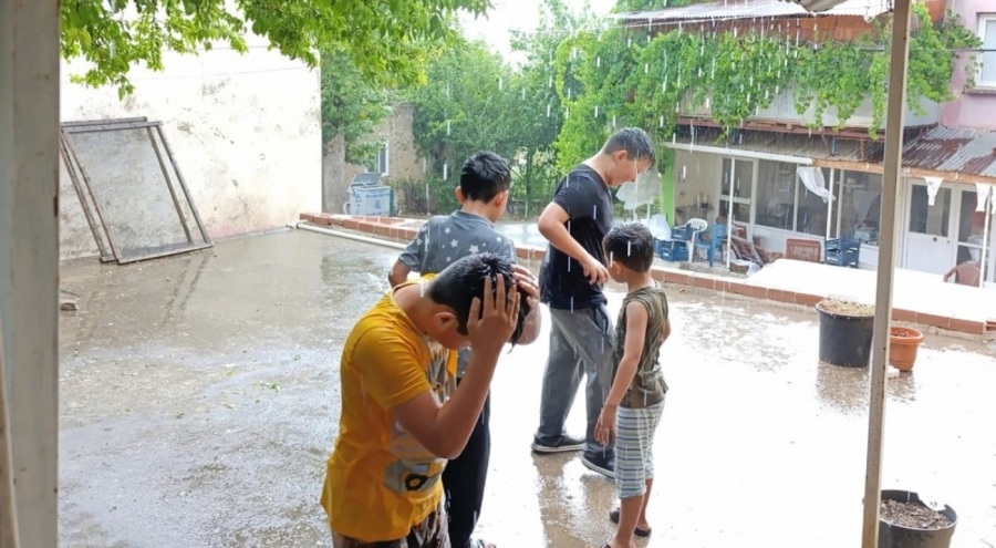 Adana'da 10 dakika yağan yağmur çocukları sevindirdi
