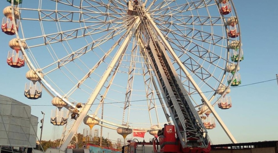 Dönme dolapta mahsur kalan 3 kişinin imdadına itfaiye yetişti