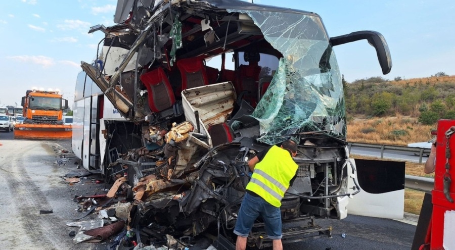 Mersin'de yolcu otobüsünün tıra çarpması sonucu 9 kişi yaralandı