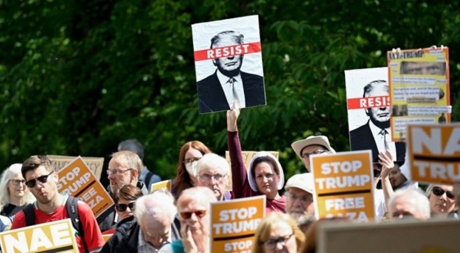 Trump İskoçya'da: Golf oynarken protesto edildi