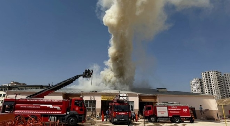Meslek lisesinin atölyesinde yangın