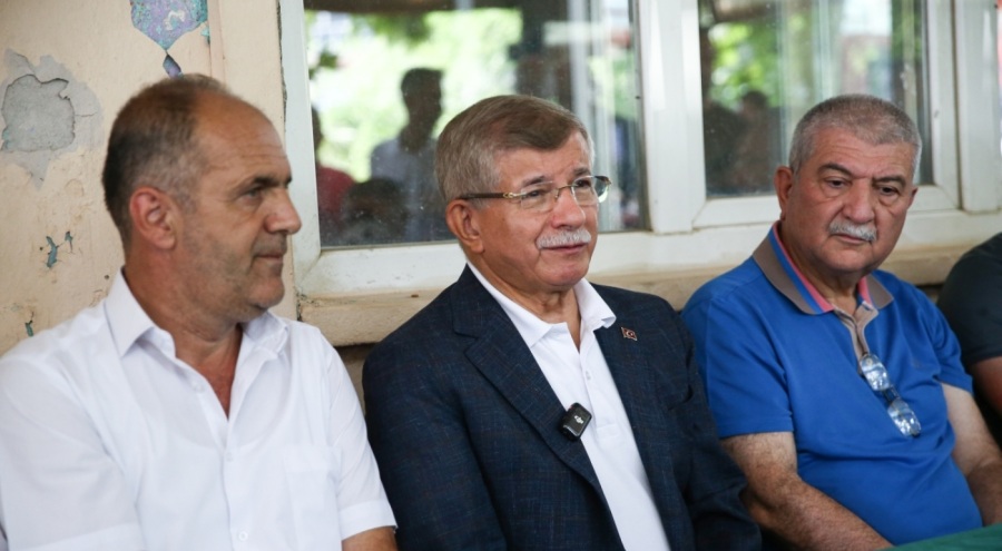 Davutoğlu, Bursa'daki orman yangınından etkilenen mahalleyi ziyaret etti