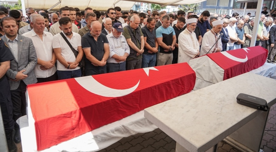 Bursa'da yangınına su taşıyan tankerin devrilmesiyle ölenlerden 2'si defnedildi