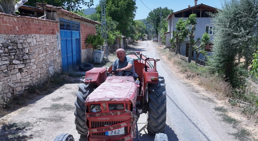 Bursalılar patlak lastikli amcayı konuşuyor! "Lastik yerine geliyor ama o karınca, ağaç yerine ge...