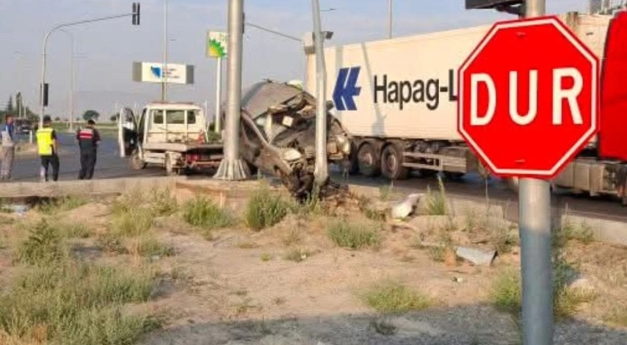 Ticari araç elektrik direğine çarptı! Yaralılar var
