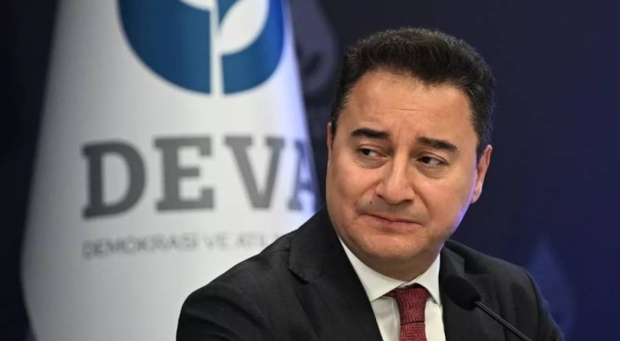 DEVA Parisi Genel Başkanı Babacan'ın içinde olduğu uçağa merdiven çarptı