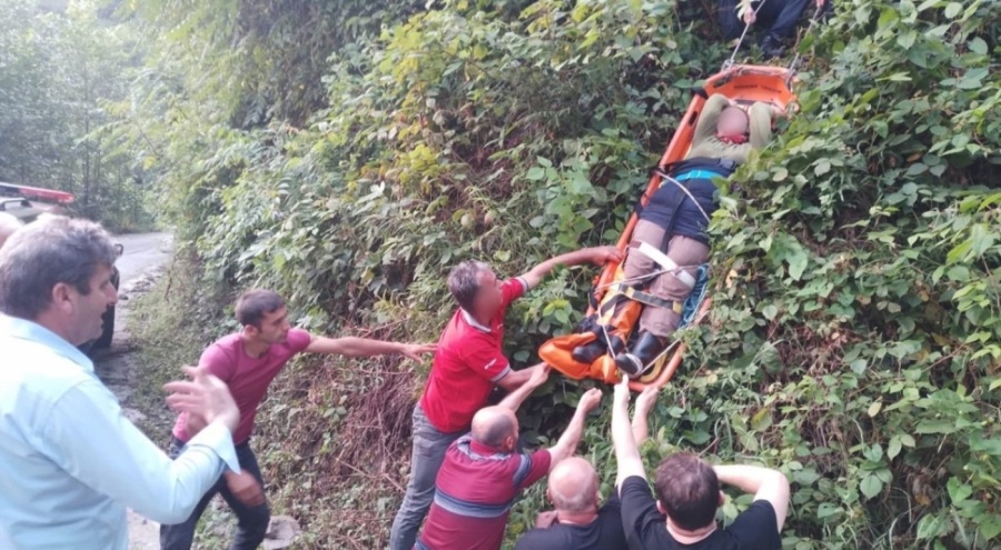 Rize'de arazide mahsur kalan kadın kurtarıldı