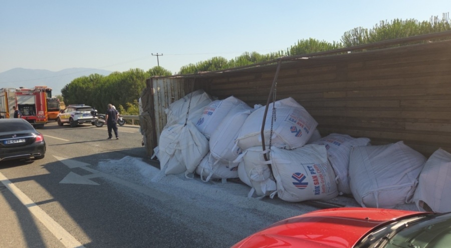 Bursa'da plastik hammadde yüklü kamyon devrildi!