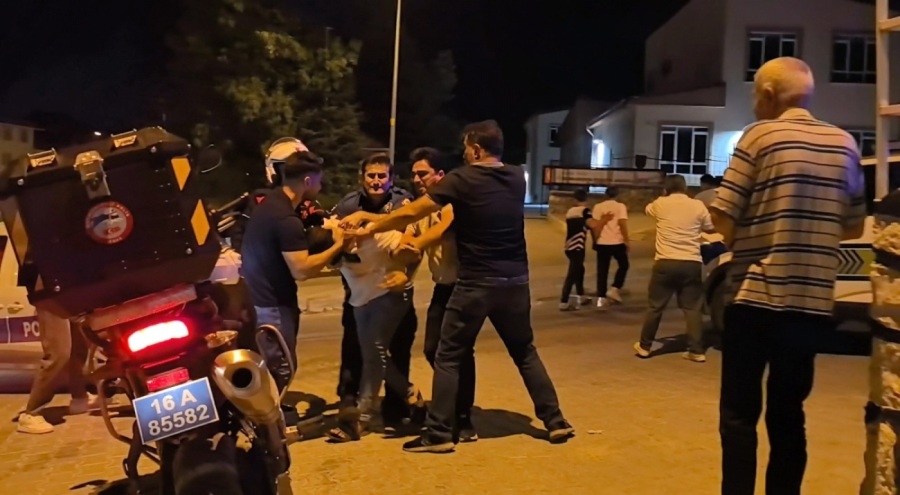 Bursa'da gençler arasındaki kavga kamerada... Polis biber gazı sıktı, gözaltına aldı
