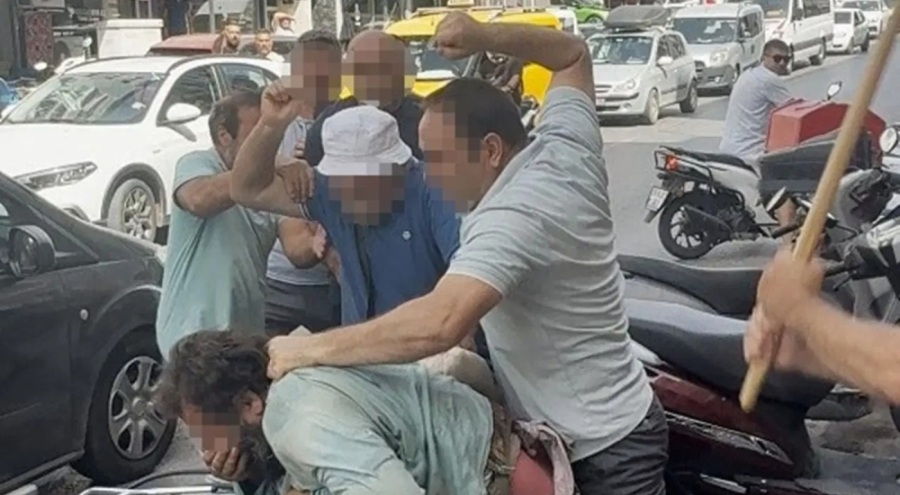 Yol ortasında dehşet görüntüleri! Öldüresiye darbettiler