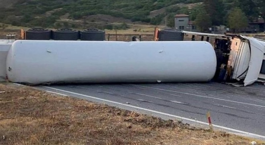 Kimyasal gaz yüklü TIR devrildi
