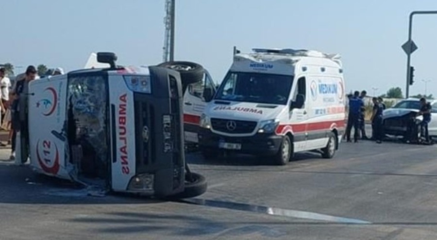 Hasta taşıyan ambulans kaza yaptı: Yaralılar var