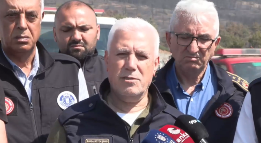 Başkan Bozbey'den açıklama yapıyor: "Harmancık'ta yangın yeniden başladı"