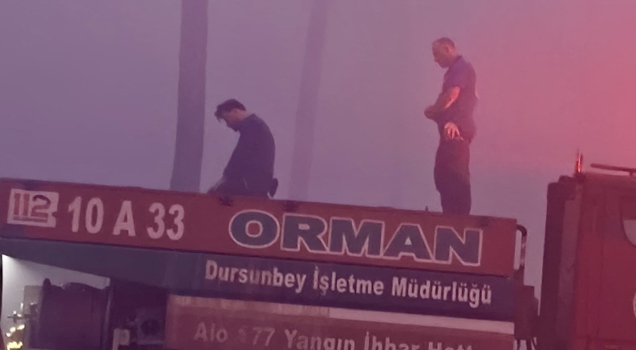 Bursa'da yangınla mücadele arasında araç üzerinde namazını kılan kahramanlar konuştu