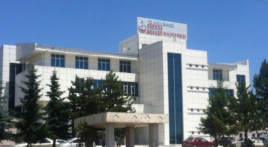 Kontrolden çıkan otomobil traktöre çarptı! Ölü ve yaralılar var
