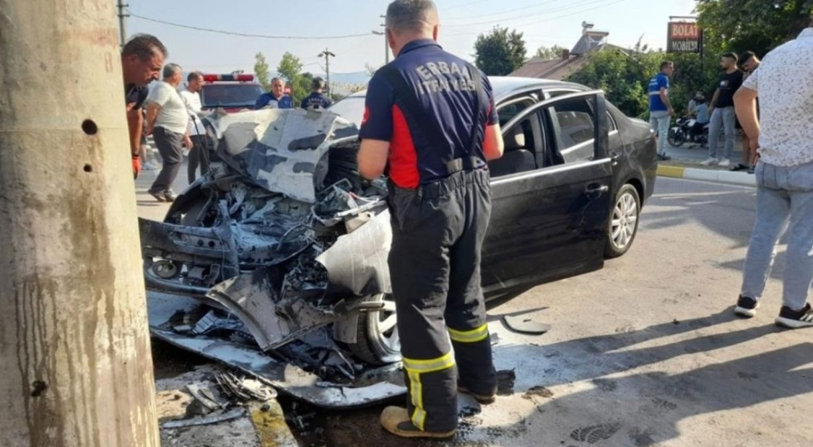 Direğe çarpan otomobil hurda yığınına döndü