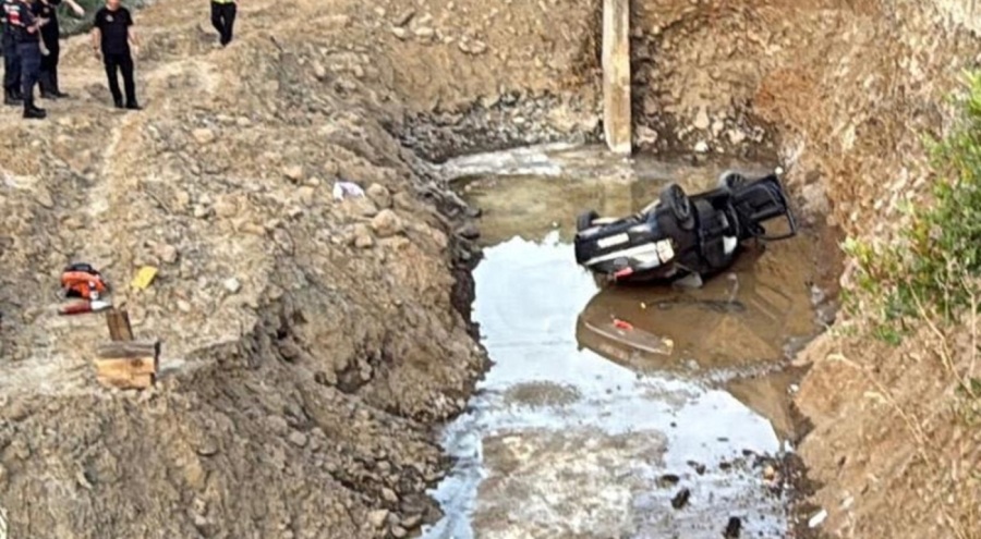 Otomobil dereye uçtu: Baba-oğul yaşamını yitirdi
