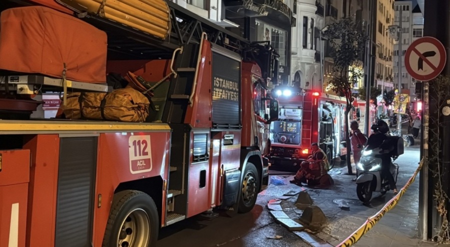 İstanbul'da eğlence mekanı çatısında korkutan yangın