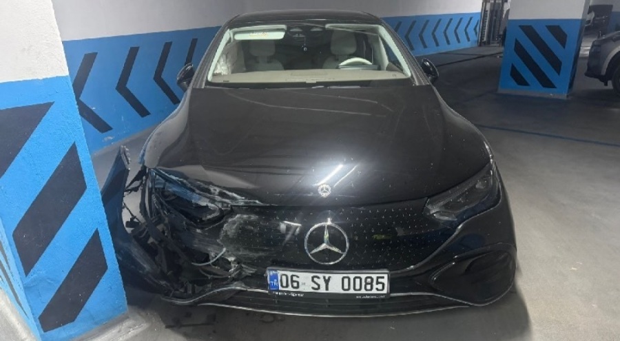 Valenin duvara çarptığı lüks otomobil kullanılamaz hale geldi