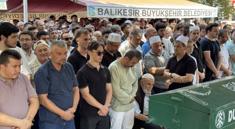 Dil eğitimi için gittiği trafik kazasında ölen gencin cenazesi Balıkesir'de defnedildi