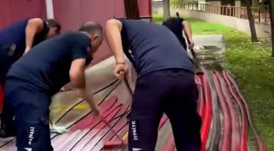 Bursa'da yangın savaşçılarının ekipman temizliği de takdir topladı