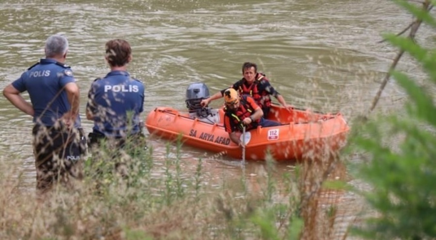 Sakarya Nehri'nde kaybolan genç aranıyor